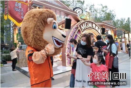  美高梅吉祥物善獅Leo在路演現(xiàn)場(chǎng)與觀眾互動(dòng)。美高梅供圖
