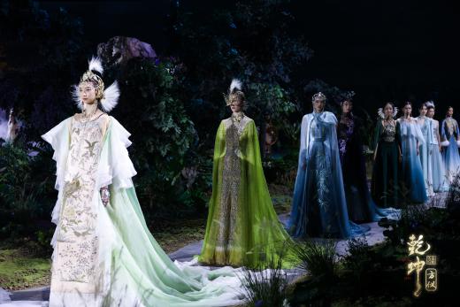 圖展山河盛景，服飾乾坤方儀――熊英|乾坤？方儀2022SS中國國際時(shí)裝周開幕大秀震撼上演