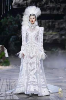 圖展山河盛景，服飾乾坤方儀――熊英|乾坤？方儀2022SS中國國際時(shí)裝周開幕大秀震撼上演