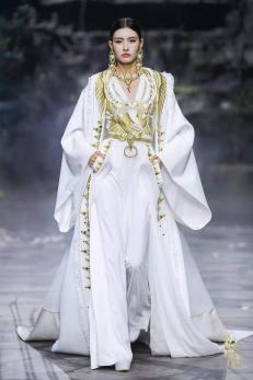 圖展山河盛景，服飾乾坤方儀――熊英|乾坤？方儀2022SS中國國際時(shí)裝周開幕大秀震撼上演