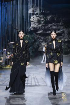 圖展山河盛景，服飾乾坤方儀――熊英|乾坤？方儀2022SS中國國際時(shí)裝周開幕大秀震撼上演