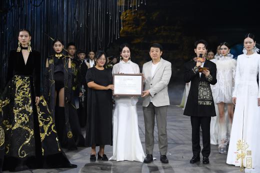 圖展山河盛景，服飾乾坤方儀――熊英|乾坤？方儀2022SS中國國際時(shí)裝周開幕大秀震撼上演