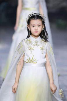 圖展山河盛景，服飾乾坤方儀――熊英|乾坤？方儀2022SS中國國際時(shí)裝周開幕大秀震撼上演