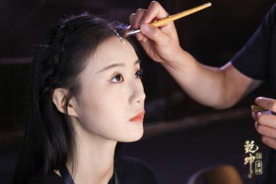 圖展山河盛景，服飾乾坤方儀――熊英|乾坤？方儀2022SS中國國際時(shí)裝周開幕大秀震撼上演