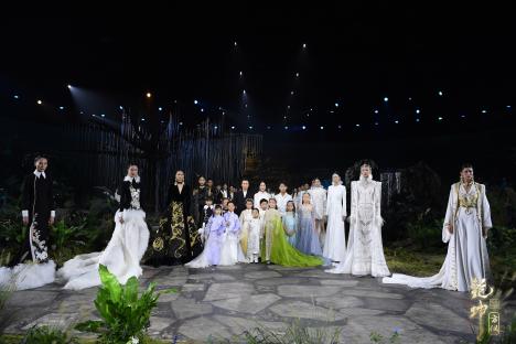 圖展山河盛景，服飾乾坤方儀――熊英|乾坤？方儀2022SS中國國際時(shí)裝周開幕大秀震撼上演