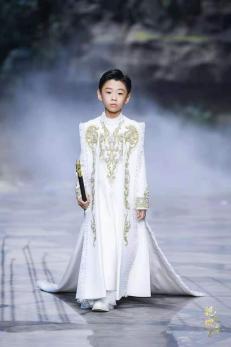 圖展山河盛景，服飾乾坤方儀――熊英|乾坤？方儀2022SS中國國際時(shí)裝周開幕大秀震撼上演