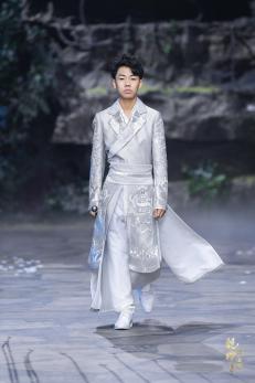 圖展山河盛景，服飾乾坤方儀――熊英|乾坤？方儀2022SS中國國際時(shí)裝周開幕大秀震撼上演