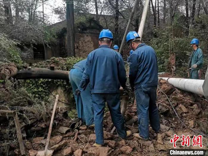 更換因強(qiáng)降雨損毀電桿。　趙亮 攝