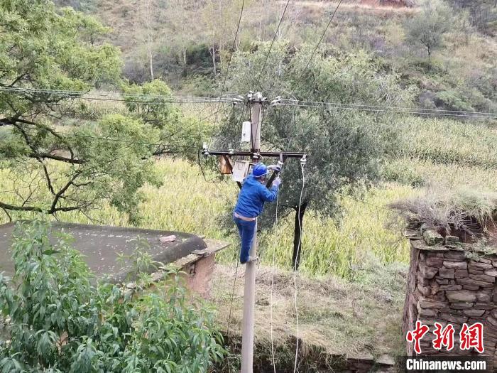 甘魚(yú)村搶修現(xiàn)場(chǎng)?！⊥踬F東 攝