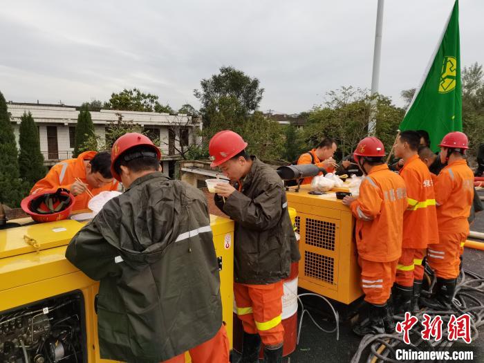 救援隊(duì)員作業(yè)間隙匆忙就餐。　華陽(yáng)集團(tuán)供圖