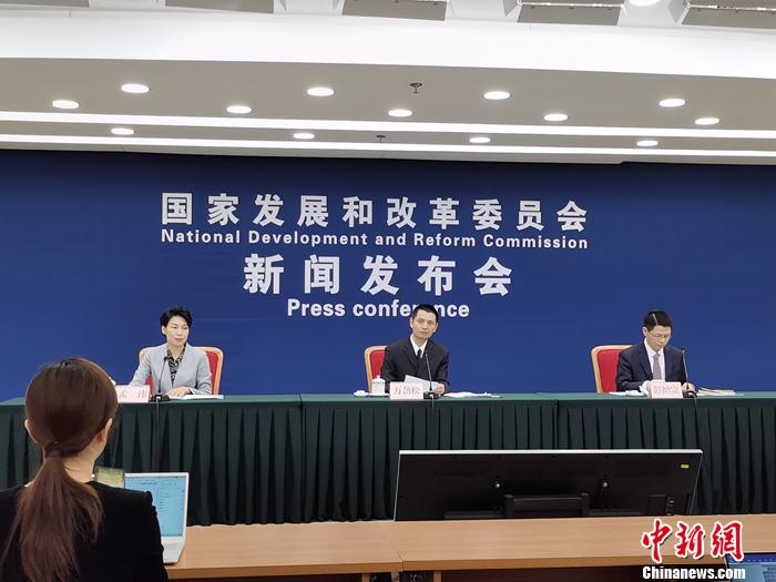 10月12日，國(guó)家發(fā)展改革委介紹進(jìn)一步深化燃煤發(fā)電上網(wǎng)電價(jià)市場(chǎng)化改革有關(guān)情況。<a target='_blank' href='http://www.chinanews.com/' >中新網(wǎng)</a>記者 李金磊 攝
