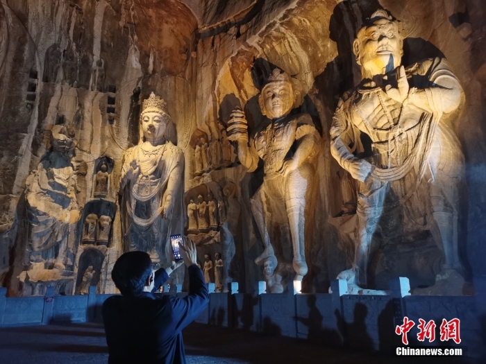 河南洛陽(yáng)龍門石窟夜景 蔚為壯觀神秘莫測(cè)