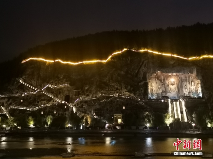 河南洛陽(yáng)龍門石窟夜景 蔚為壯觀神秘莫測(cè)