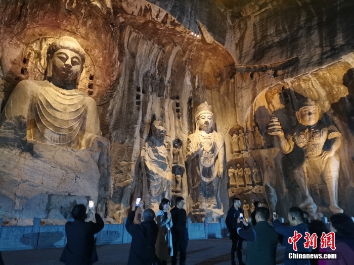 河南洛陽(yáng)龍門石窟夜景 蔚為壯觀神秘莫測(cè)
