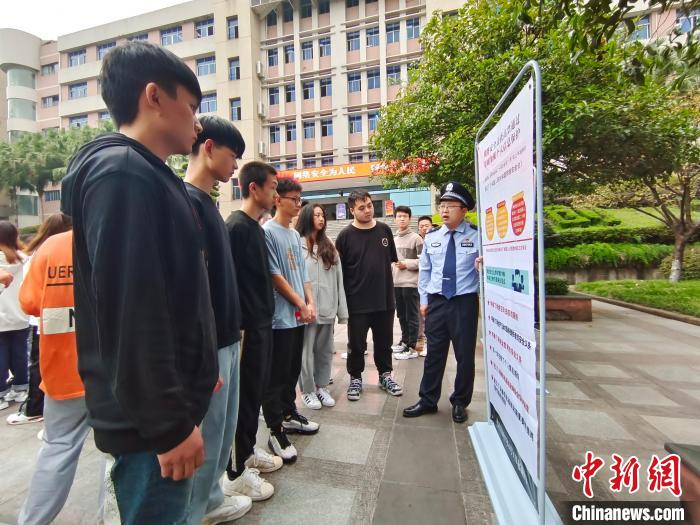 重慶市公安局九龍坡區(qū)分局近日組織多個單位，在校園內(nèi)開展“網(wǎng)絡(luò)安全進(jìn)校園”活動?！≈貞c市公安局九龍坡區(qū)分局 攝
