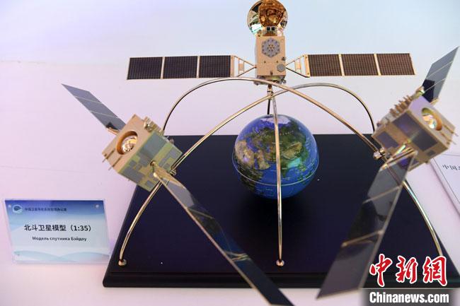 圖為論壇專題展覽展出的北斗衛(wèi)星模具?！±顥?攝