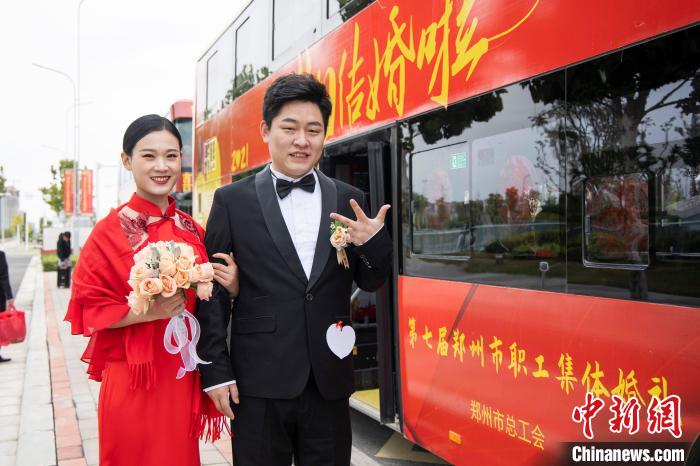 圖為新人們依次登上雙層公交婚車?！⊥跬?攝