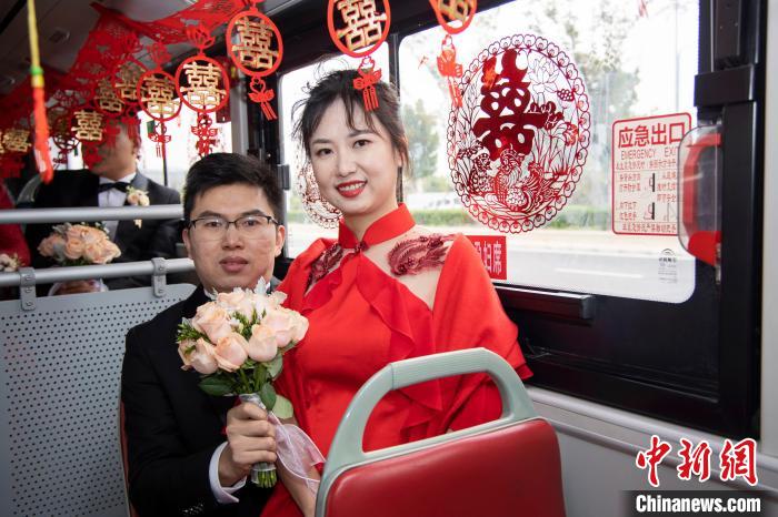 圖為雙層公交婚車裝扮得喜氣洋洋。　王威 攝