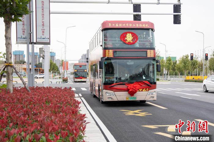 圖為載著新人們的雙層公交婚車在市區(qū)行駛?！⊥跬?攝