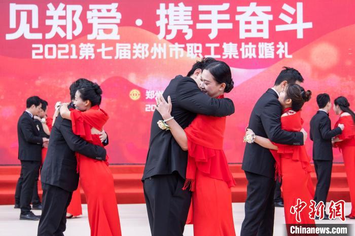 圖為新人們在集體婚禮現(xiàn)場浪漫相擁?！⊥跬?攝