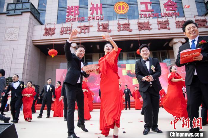 圖為新人為現(xiàn)場觀禮親友分撒喜糖?！⊥跬?攝