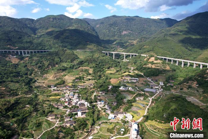林柄村依山而建，風(fēng)光旖旎?！⊥鯑|明 攝