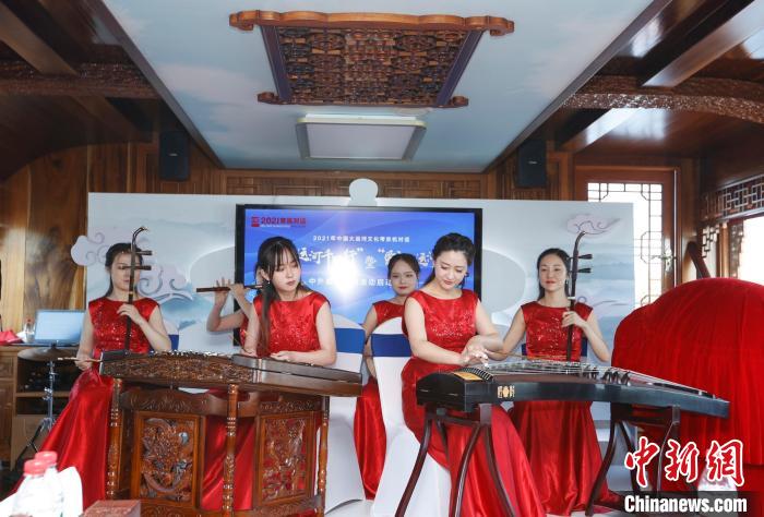 民樂(lè)團(tuán)在行走于運(yùn)河上的一艘畫舫內(nèi)演奏?！?lt;a target='_blank' href='http://www.chinanews.com/'>中新社</a>記者 盛佳鵬 攝