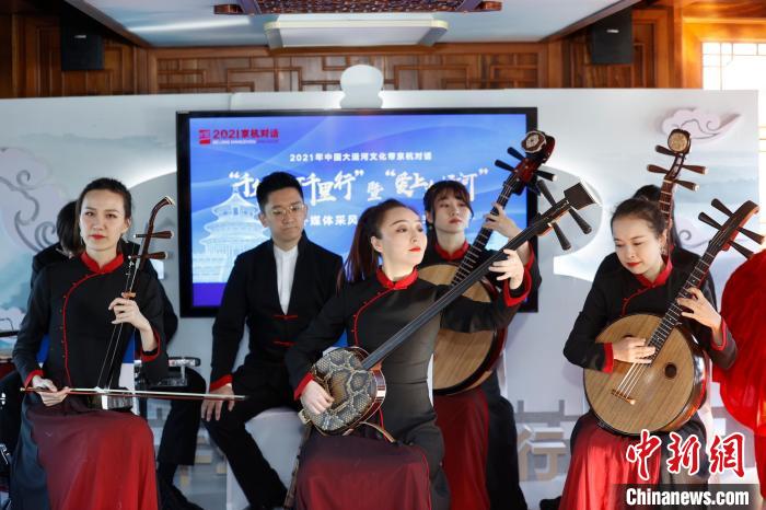 民樂(lè)團(tuán)在行走于運(yùn)河上的一艘畫舫內(nèi)演奏?！?lt;a target='_blank' href='http://www.chinanews.com/'>中新社</a>記者 盛佳鵬 攝