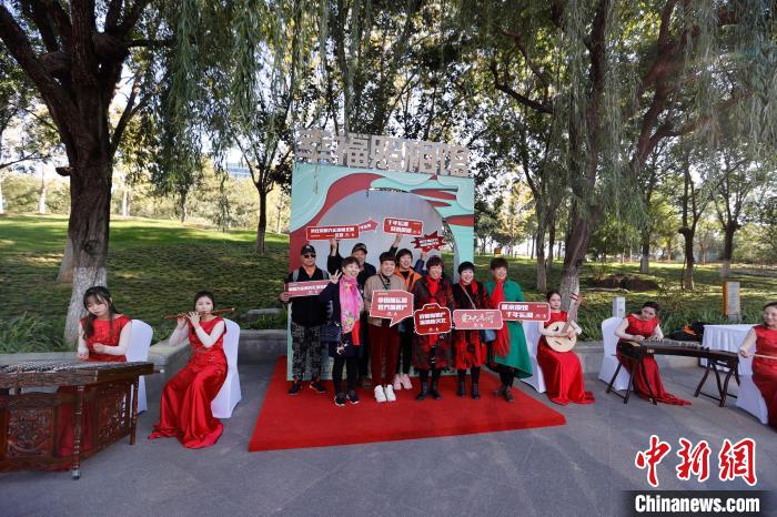 民樂(lè)團(tuán)在運(yùn)河岸邊演奏。圖為民眾紛紛打卡“幸福照相館”?！?lt;a target='_blank' href='http://www.chinanews.com/'>中新社</a>記者 盛佳鵬 攝