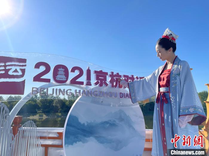 一名身著漢服的采風(fēng)團(tuán)成員在啟動(dòng)儀式現(xiàn)場(chǎng)“打卡”?！堨蠚g 攝