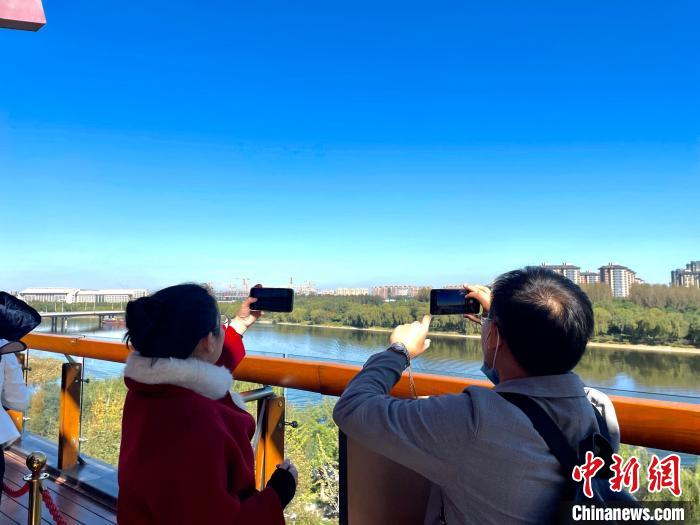 游客在月島觀景臺(tái)上拍照留念?！堨蠚g 攝