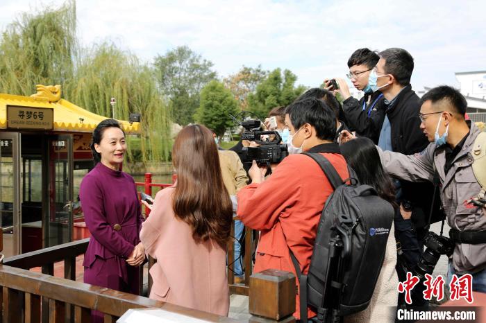 10月18日，臺(tái)兒莊古城旅游集團(tuán)副總經(jīng)理黃曉莉接受中外媒體記者采訪?！∩骋婟?攝