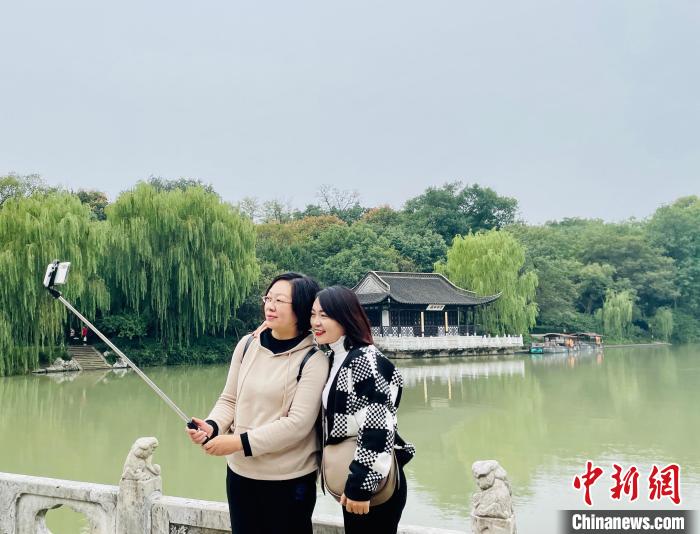 游客在瘦西湖合影留念。　張煜歡 攝