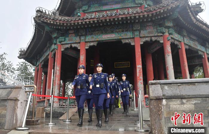 2020京杭對話期間，杭州西湖女子巡邏隊在北京頤和園參加詩畫浙江北京文旅周活動。　李木易 攝 攝