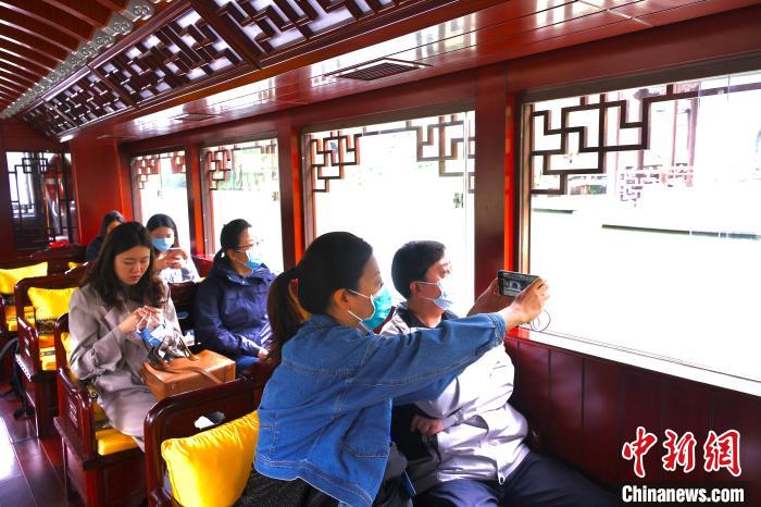采風團成員乘坐畫舫游覽揚州瘦西湖?！°蟛?攝