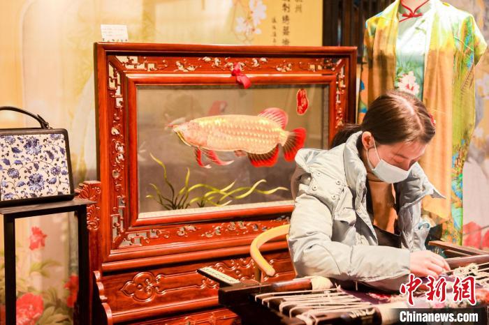 現(xiàn)場杭繡展示?！≈鬓k方 供圖