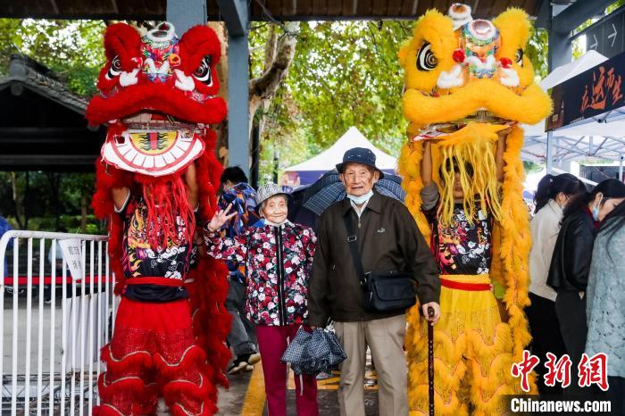 杭州市民和舞獅合影?！≈鬓k方 供圖