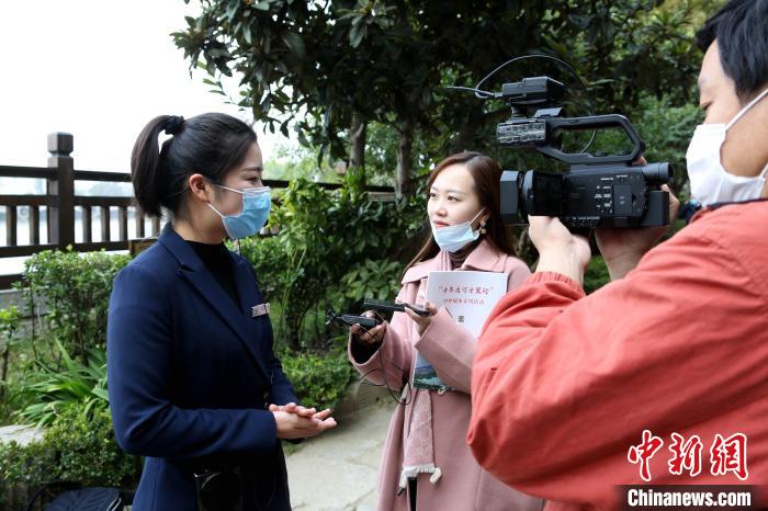 <a target='_blank' href='http://www.chinanews.com/'>中新社</a>記者在運河邊采訪趙雅樂?！∩骋婟?攝