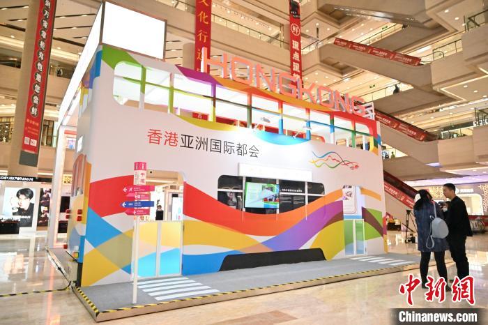 10月22日，內(nèi)蒙古自治區(qū)呼和浩特市，觀眾參觀香港非物質(zhì)文化遺產(chǎn)展。　劉文華 攝
