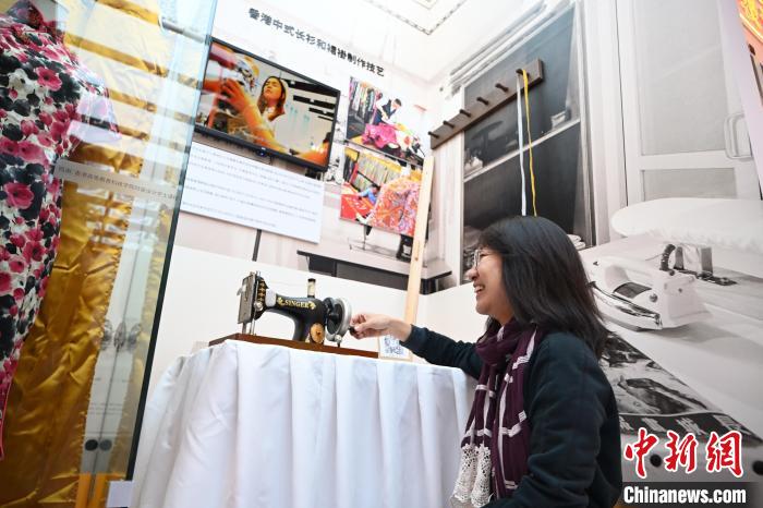 10月22日，觀眾與香港非物質(zhì)文化遺產(chǎn)展上的展品互動(dòng)?！⑽娜A 攝
