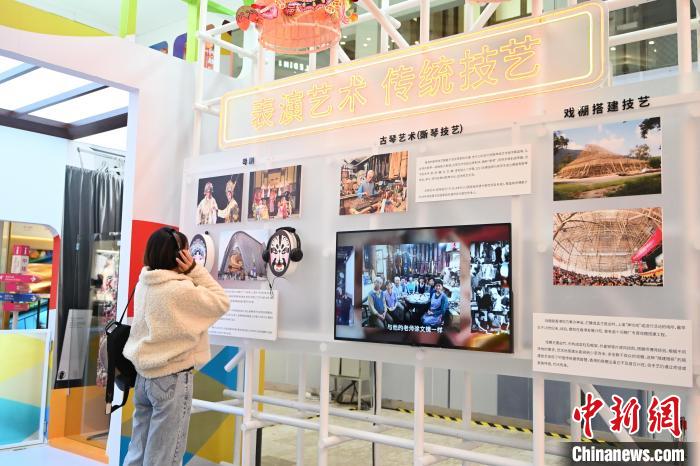 10月22日，香港非物質(zhì)文化遺產(chǎn)展上，市民戴耳機(jī)體驗(yàn)。