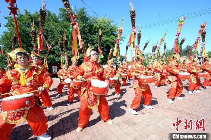 河北省隆堯縣千戶營鄉(xiāng)招子鼓廣場上，隆堯縣滏陽中學(xué)的學(xué)生們在練習(xí)招子鼓?！《虐貥?攝