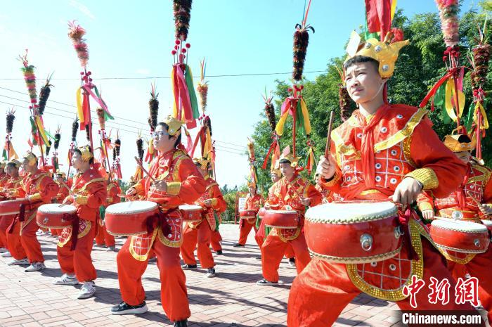 河北省隆堯縣千戶營鄉(xiāng)招子鼓廣場上，隆堯縣滏陽中學(xué)的學(xué)生們在練習(xí)招子鼓。　杜柏樺 攝