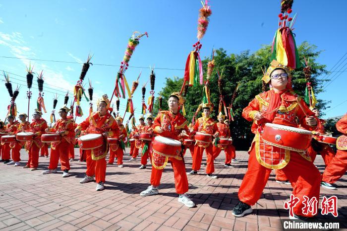 河北省隆堯縣千戶營鄉(xiāng)招子鼓廣場上，隆堯縣滏陽中學(xué)的學(xué)生們在練習(xí)招子鼓?！《虐貥?攝