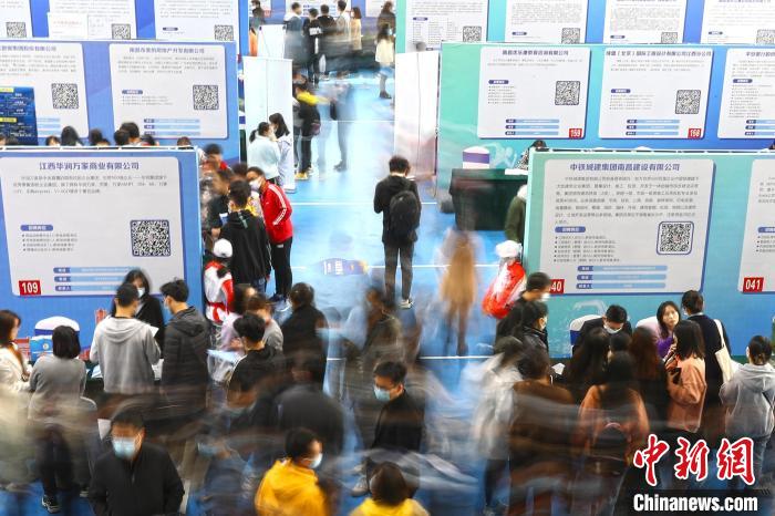 圖為南昌大學(xué)前湖校區(qū)校園招聘活動現(xiàn)場，求職的學(xué)生人潮涌動?！⒄祭?攝