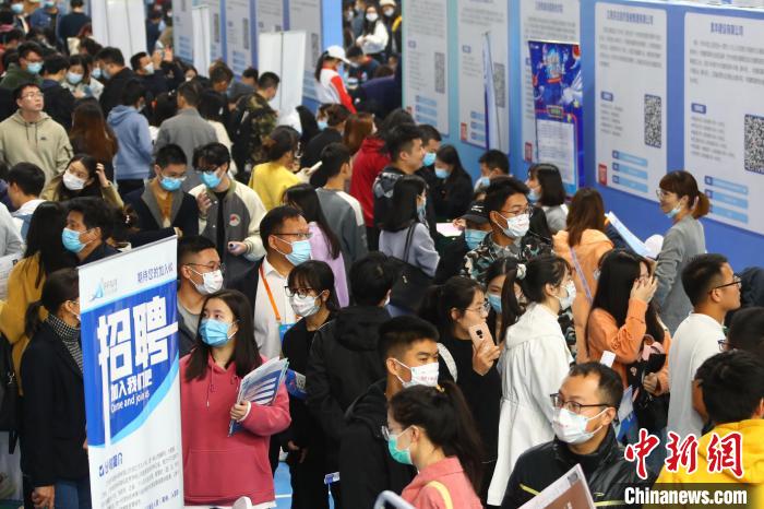 圖為南昌大學(xué)前湖校區(qū)校園招聘活動現(xiàn)場，求職的學(xué)生人潮涌動?！⒄祭?攝