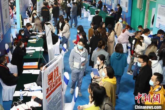 圖為南昌大學(xué)前湖校區(qū)校園招聘活動現(xiàn)場的求職人員?！⒄祭?攝