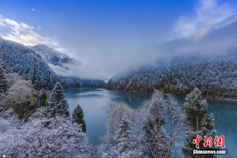 四川九寨溝秋意正濃 高海拔區(qū)域迎降雪