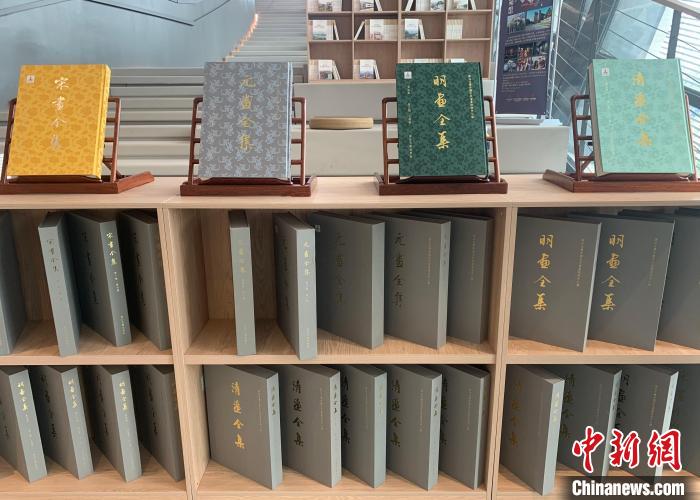 杭州展品《中國歷代繪畫大系》。　郭其鈺 攝