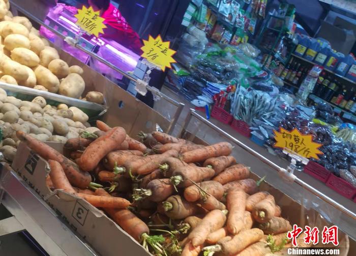 北京西城區(qū)某菜市場(chǎng)內(nèi)部分耐儲(chǔ)蔬菜價(jià)格。 <a target='_blank' href='http://www.chinanews.com/' >中新網(wǎng)</a>記者 謝藝觀 攝